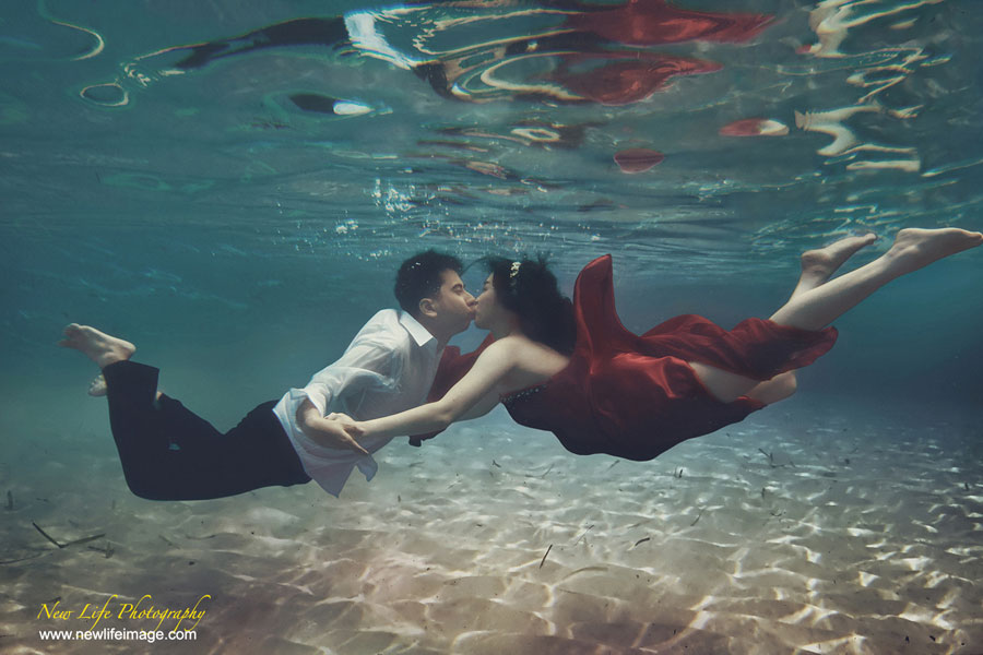 Unique Underwater Prewedding inspiration