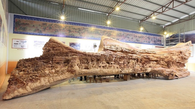 Spectacular Sculptures in Old Tree Trunk by Zheng Chunhui