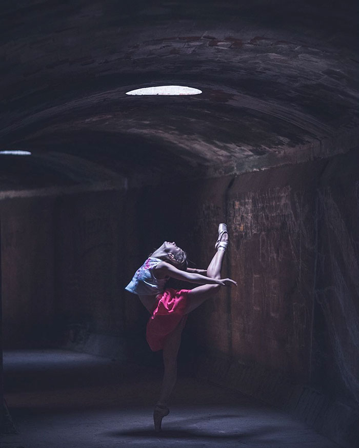 Omar Robles Captures Ballet Dancers Practicing 99