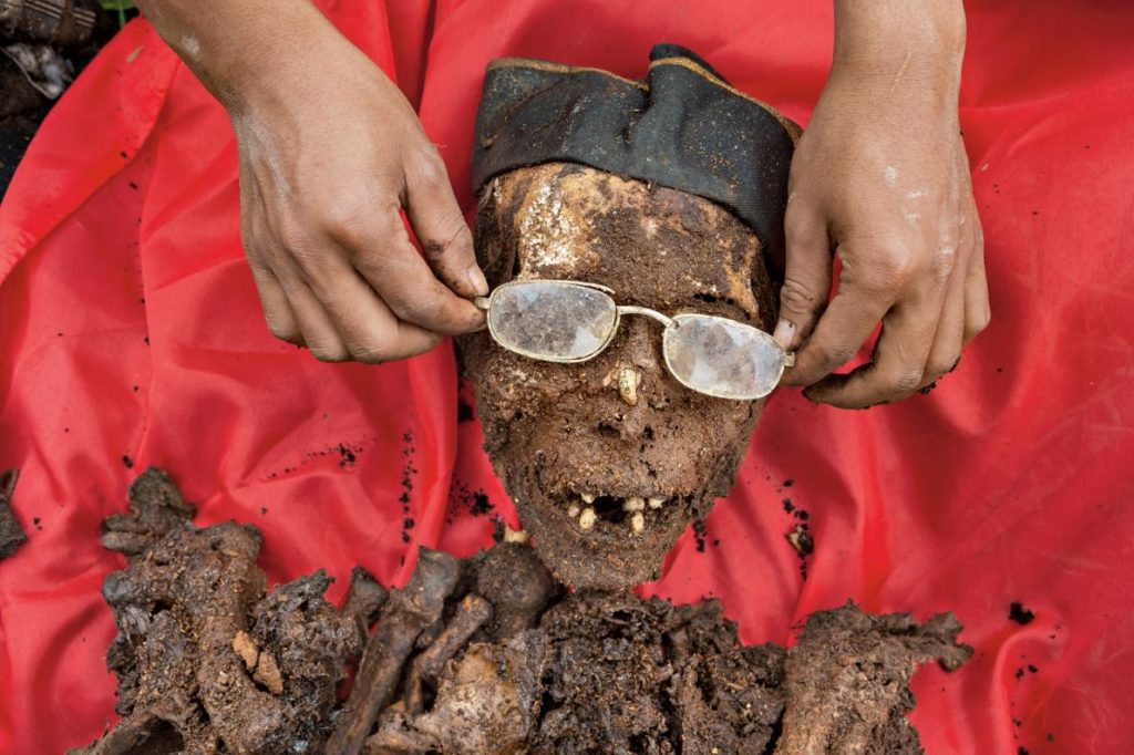 torajan-funeral-ceremony-corpse-9